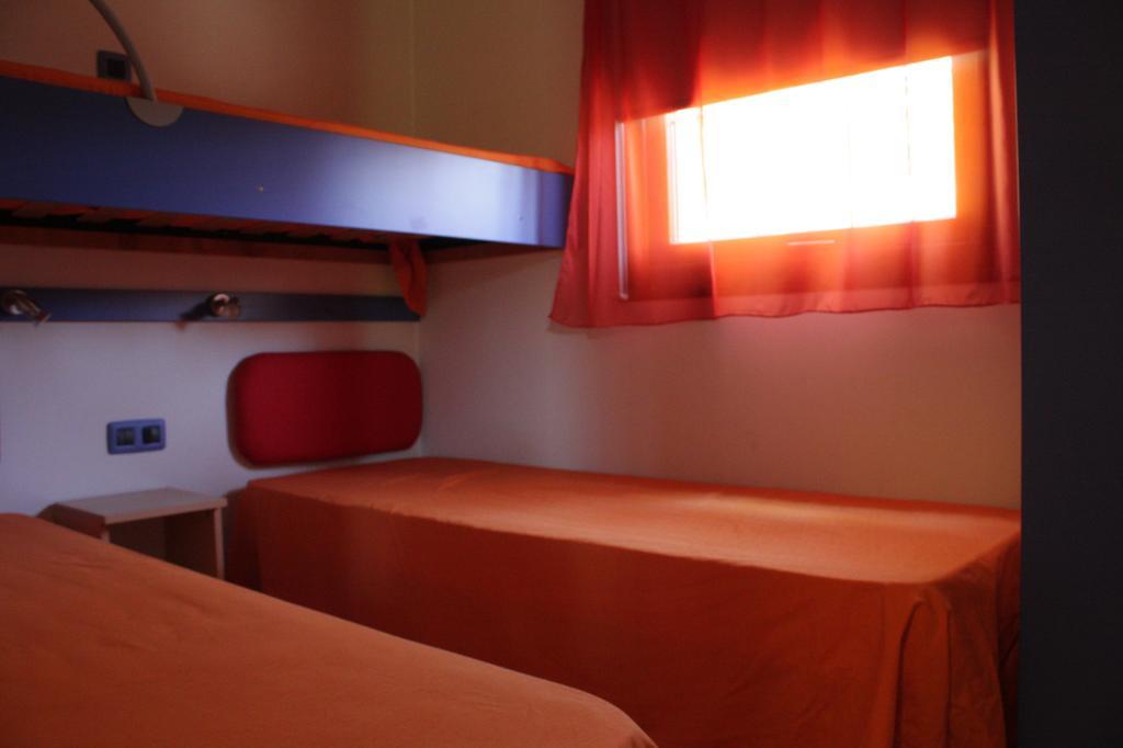 Camping I Melograni Marina Di Bibbona Ruang foto